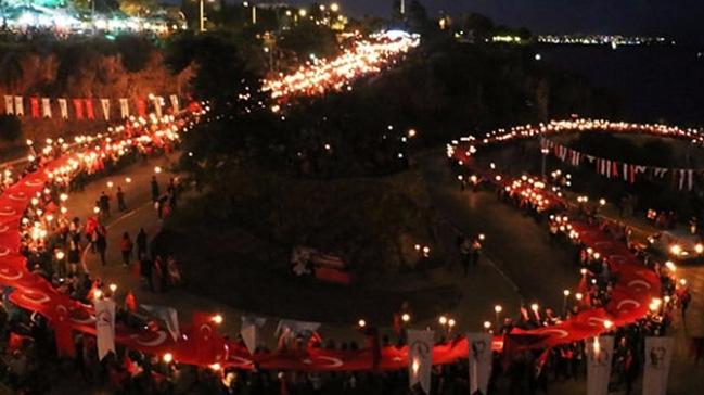 Antalya'da 600 metrelik Trk bayrayla 4 kilometre yrdler