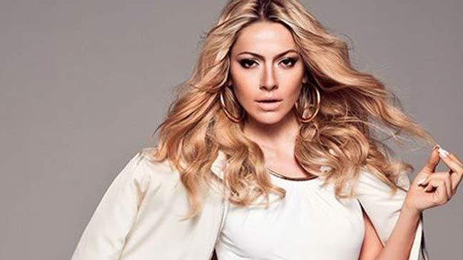 Hadise, O Ses birincisiyle ak yayor