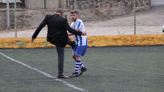 nanlr gibi deil! Kulp bakanndan, futbolcuya tekme