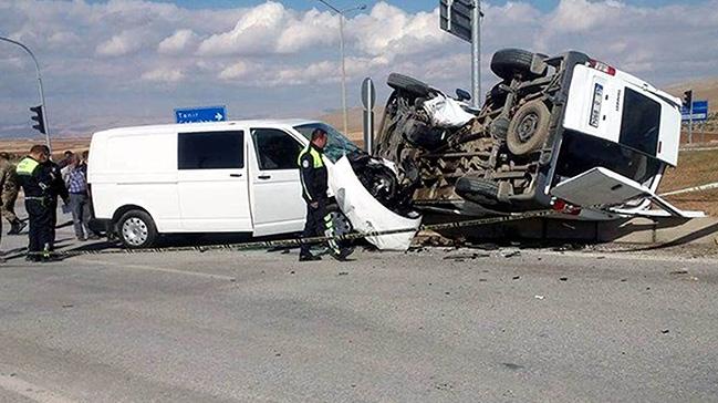 Afin'de trafik kazas: 4' polis, 5 yaral