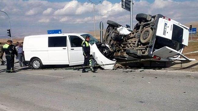 Afin'de trafik kazas: 4' polis, 5 yaral