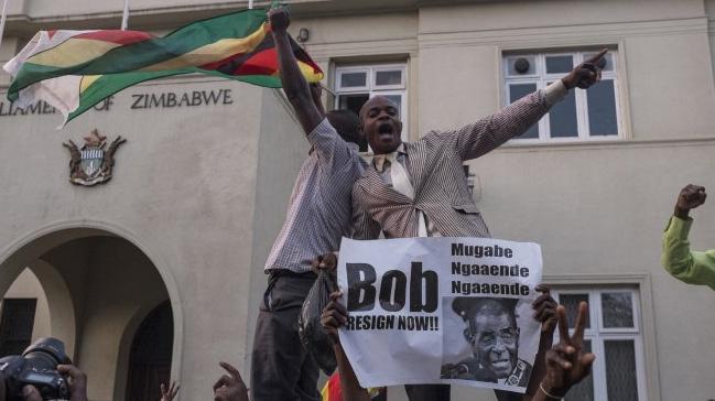 Zimbabve halk Mugabe'nin istifasn kutluyor  