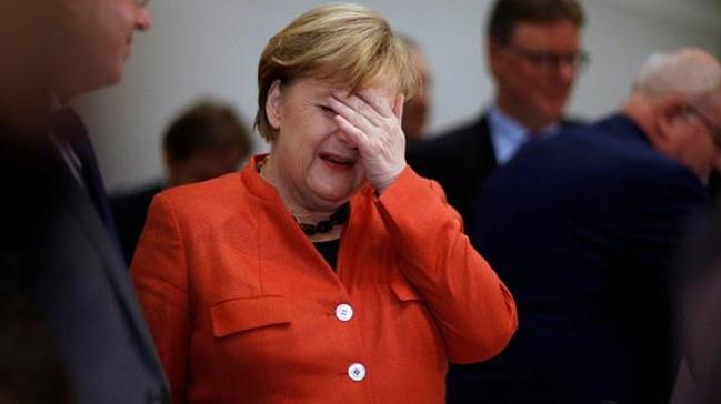 Almanya Babakan Merkel'e istifa ars