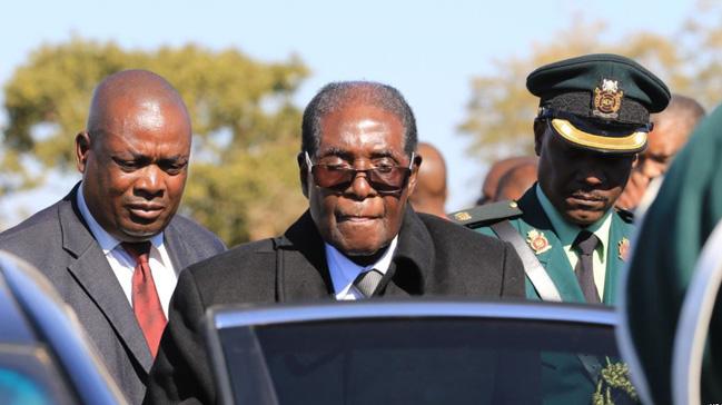 Zimbabve'de Mugabe ordudan istediini ald