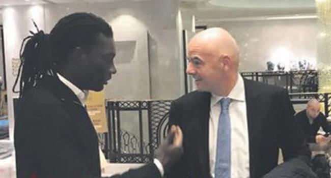 Bafetimbi Gomis, FIFA Bakan Gianni Infantino ile grt
