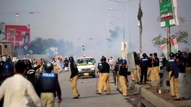 Pakistan'da gstericilere ynelik operasyonda bir polis ld, 14 polis yaraland