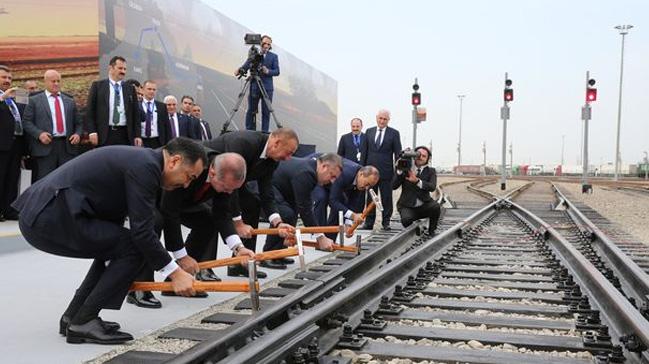 Tarihi pek Yolu'nu canlandracak ilk tren Trkiye'den Azerbaycan'a yola kt 