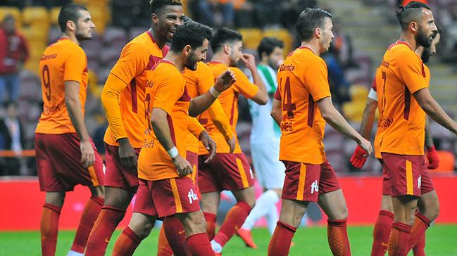 Galatasarayl taraftarlardan Tark amdal'a yaylm atei