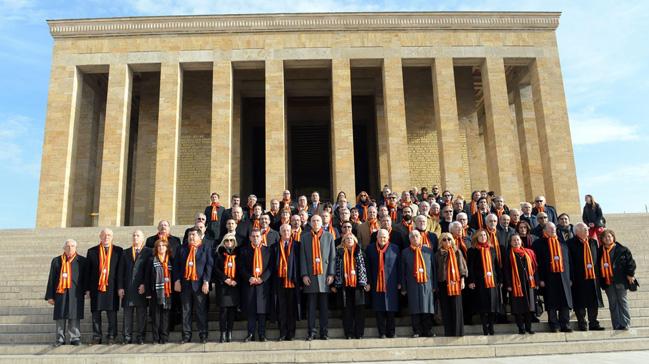 Galatasaray Kulb, Galatasaray Lisesinin kuruluunun 150. yl dnmnde Antkabir'i ziyaret etti