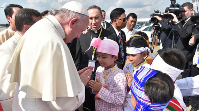 Papa ilk kez Rohingya kelimesini kulland