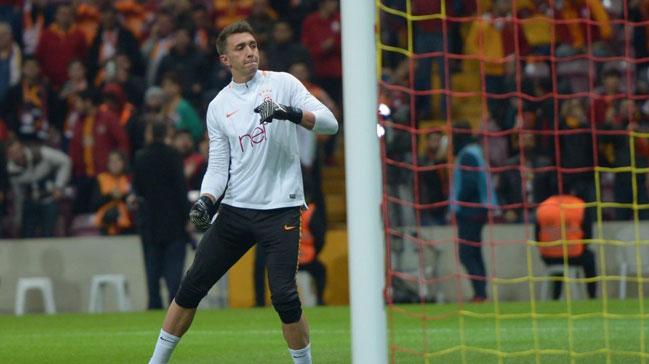 Kaleci antrenrleri Muslera'ya bol bol yan top altrd