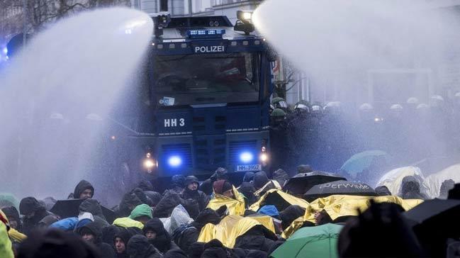 Ar sac AfD'ye protesto: ok sayda yaral var