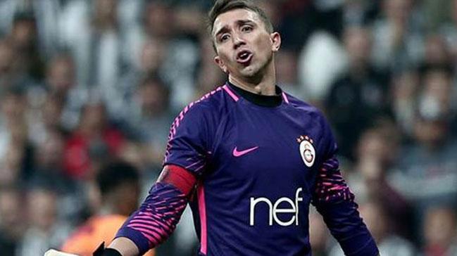 Beikta malubiyeti sonras Muslera, soyunma odasnda hngr hngr alad