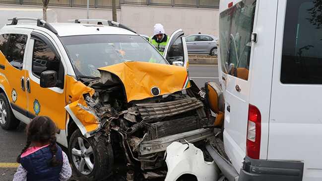 Diyarbakr'da sivil askeri ara ile ticari taksi arpt: 2 yaral