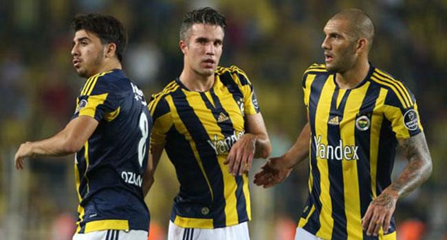 Fenerbahe'de Van Persie takmda kalyor, Fernandao gidiyor