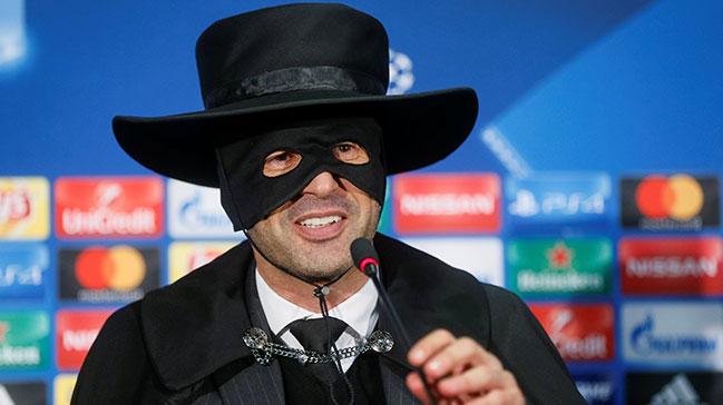 Shakhtar Donetsk Teknik Direktr Paulo Fonseca szn tuttu, Zorro kostm giydi