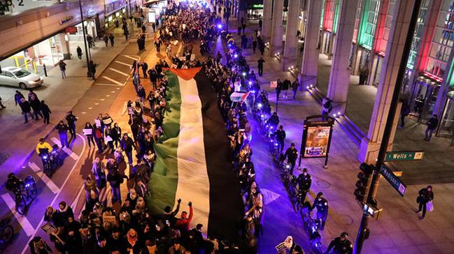 Chicago'da toplanan binlerce gsterici Trump'n Kuds kararn protesto etti