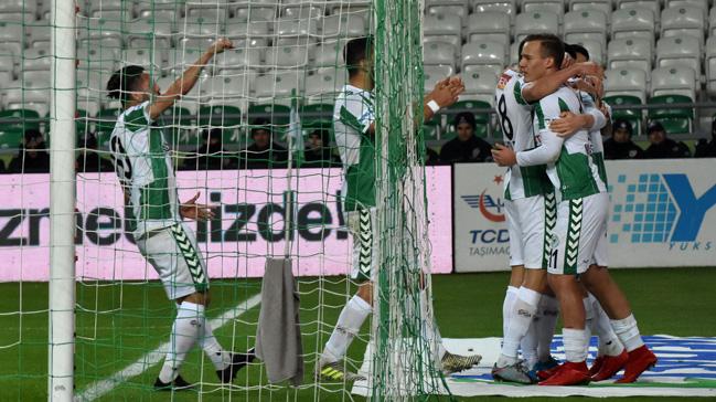 Atiker Konyaspor evinde Kardemir Karabkspor'u 2-0 malup etti