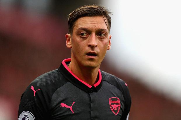 Mesut zil Manchester United formasn giymek istediini aklad