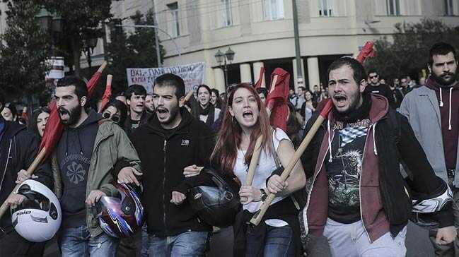 Binlerce kii hkmetin kemer  skma politikalarn protesto etti