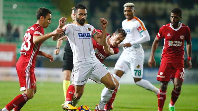 Alanyaspor evinde Sivasspor ile 90+4'te att golle 1-1 berabere kald