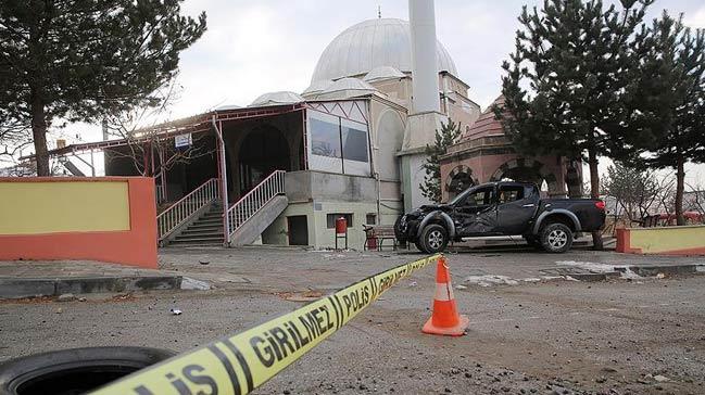 Erzincan'da kamyonet cami avlusuna girdi: 2 yaral