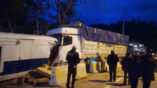 Isparta'da kamyon polis uygulama noktasna girdi