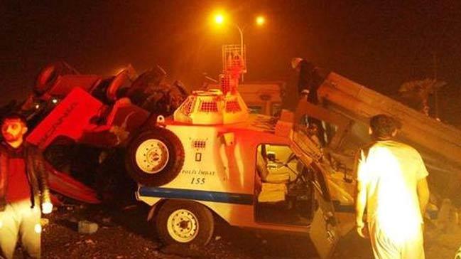 TIR, polis kulbesinin zerine devrildi: 1'i polis, 3 yaral