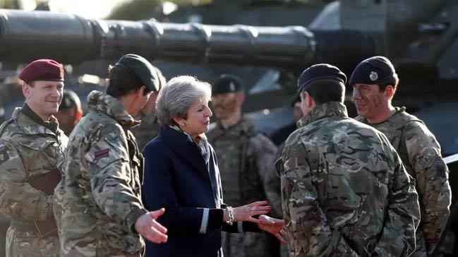 Theresa May'den ngiliz askerlerine DEA tebrii: Gururlanmalsnz