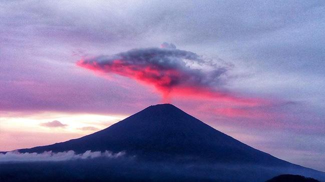 Bali Adasndaki Agung Yanarda yeniden kl ve duman pskrtmeye balad