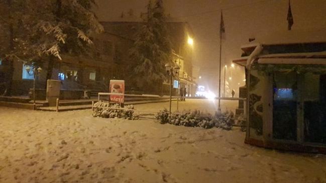 Isparta'da kent merkezinde kar ya balad 