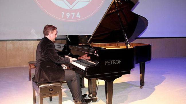 Fransz piyanist ve besteci Stephane Blet, Sivas'ta Filistin iin konser verdi