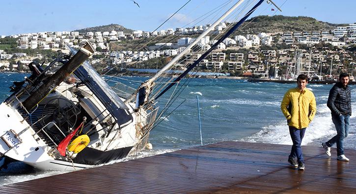 Bodrum'da iddetli frtna sebebiyle bir tekne batt, reklam panolar devrildi  