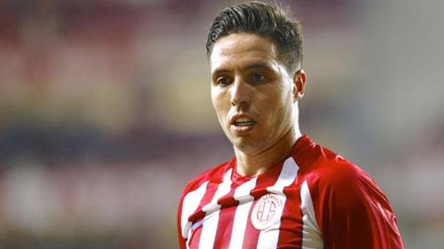 Samir Nasri eyalarn toplayp Antalya'dan ayrld