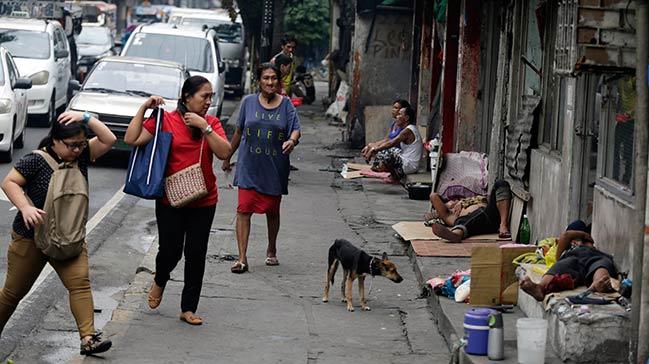 Mezarlklarda yer bulamayan evsiz Filipinliler sokaklarda yayor  