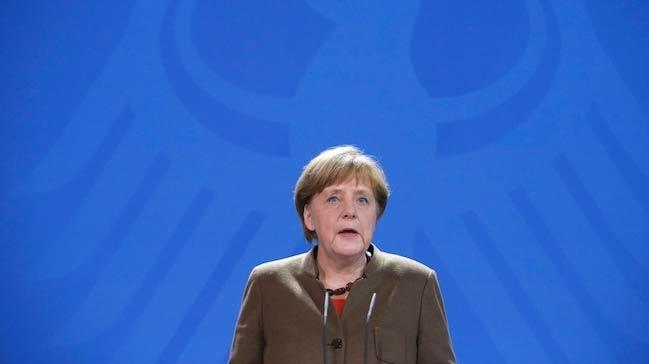 Ankete gre, yaklak her iki kiiden biri Angela Merkel'in babakanl erken brakmasndan yana