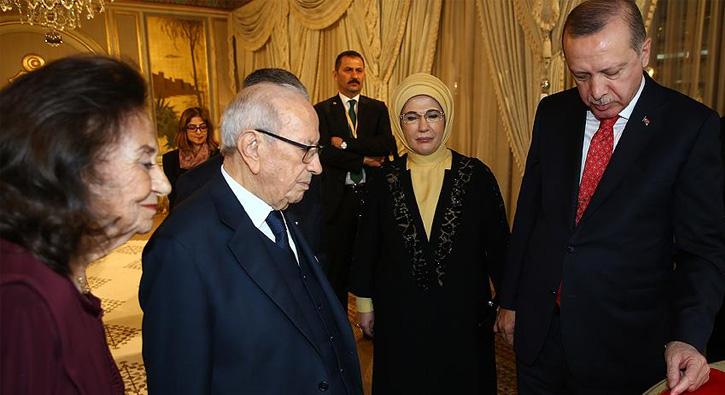 Cumhurbakan Erdoan'a Tunus'ta devlet nian takdim edildi 