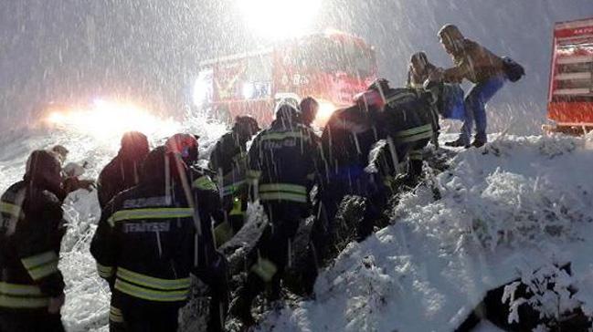 Erzurum'da ran plakal yolcu otobs devrildi: 20 yaral