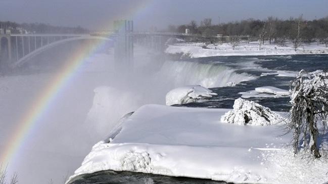 Niagara elalesi buzla kapland