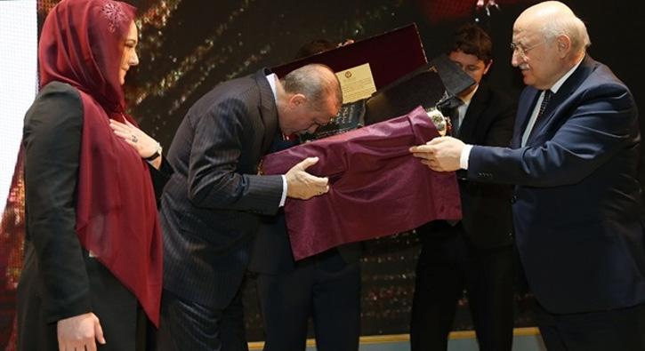 Cumhurbakan Erdoan hediye edilen Kur'an perek teslim ald