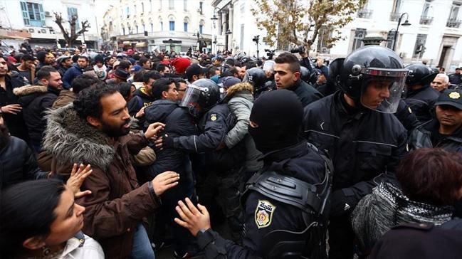 Tunus'ta hayat pahall protestolar sryor