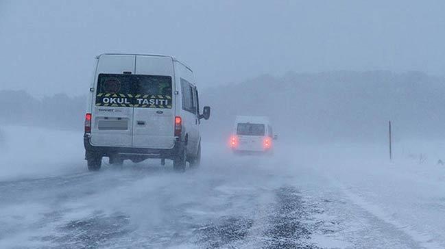 Kar ve tipi nedeniyle baz yollar trafie kapand