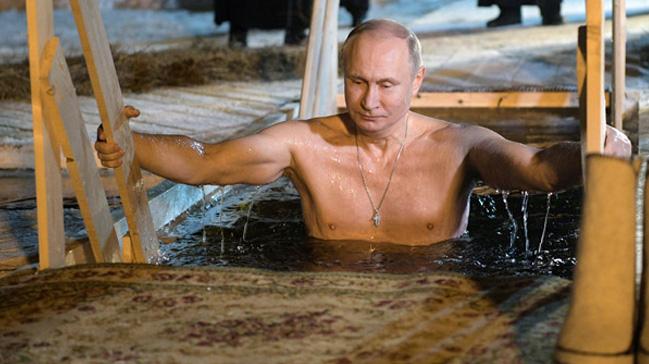 Putin gnahlarndan arnmak iin buzlu suya girdi