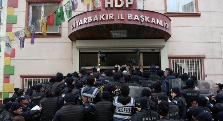 Polis ekipleri, gsteri yapmak zere dar kmalarn nlemek iin HDP brosunun giriini engelledi