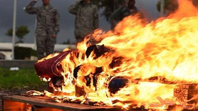 ncirlik'te emekli edilen ABD bayran yaktlar