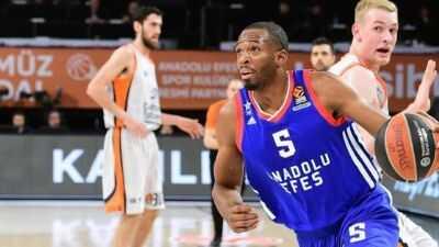 Anadolu Efes Valencia'y ezdi geti! 82-66