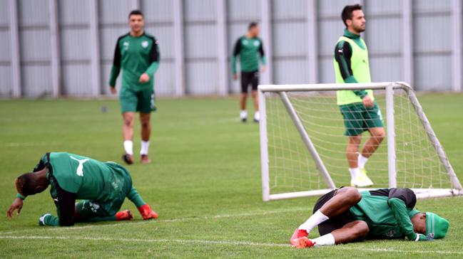 Bursaspor'da idmanda sakatlanan Abdullahi Shehu, antrenman yarda brakt