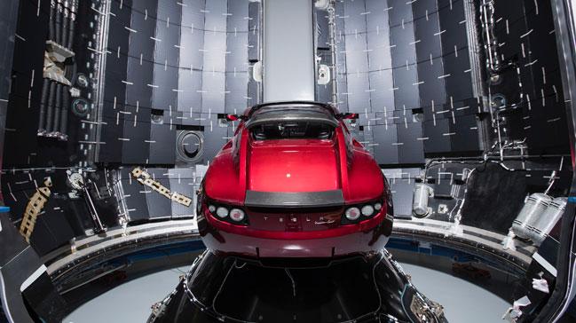 Tesla Roadster bugn uzaya gidiyor