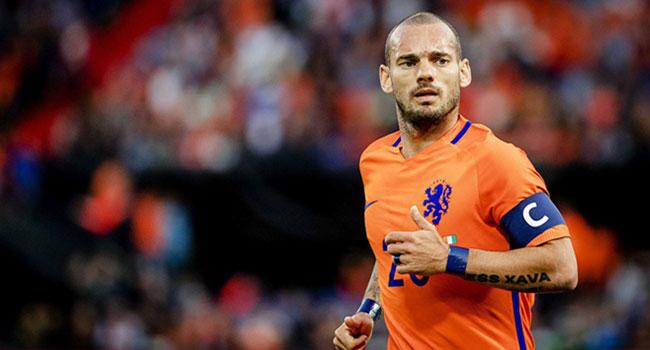 Galatasaray'dan Sneijder'in babasna 200 bin euro