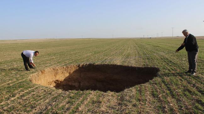 Konya Karapnar'da 20 metre derinliinde obruk olutu